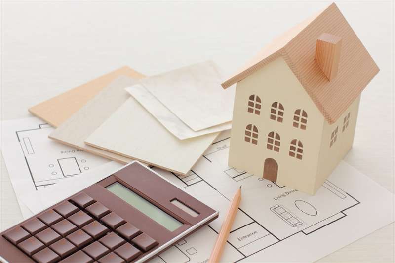 電卓と設計図と家の模型